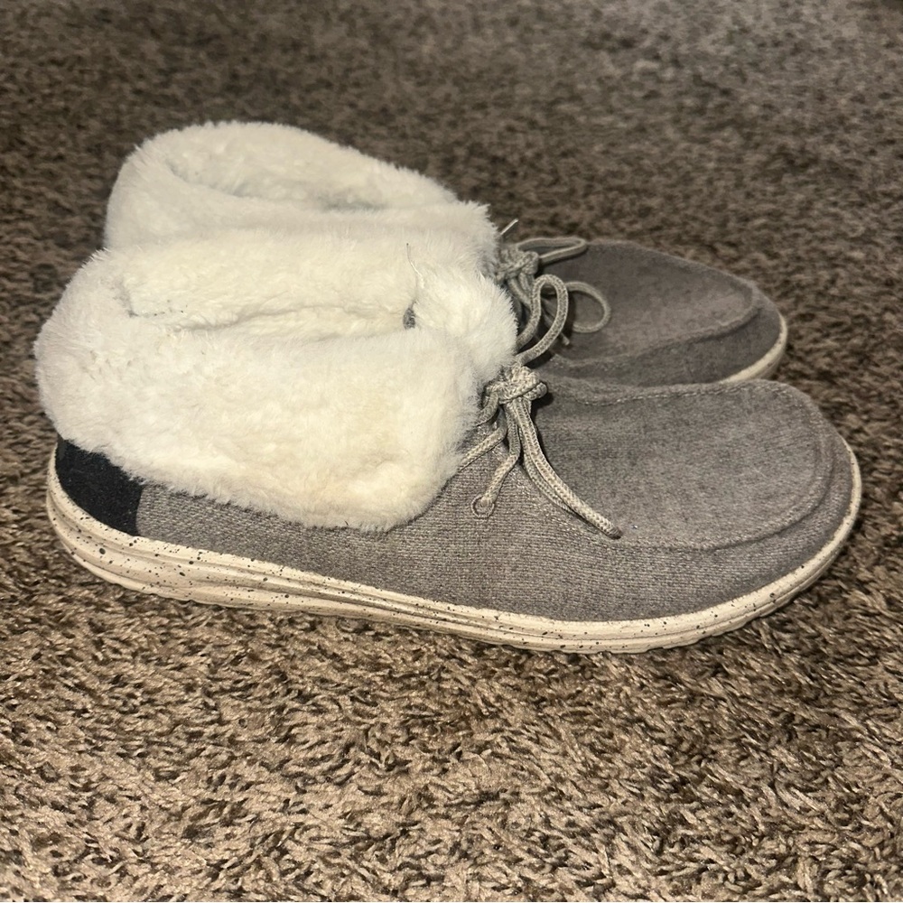 Hey Dude Gray Fleece-Lined Wms Shoes discoloration on fur of left shoe see pics